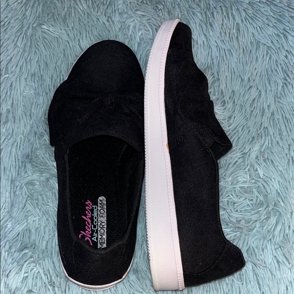 SKETCHERS NWT 8.5 BLACK TRENDY BOW SLIP ON DESIGN - Picture 5 of 6